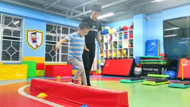从翻跟头到24小时连轴转:我们在WAIC看到了机器人的班味(图1)